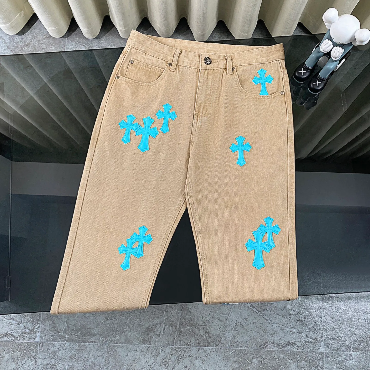 P240 CH Chromehearts Miami-limited fluorescent blue cross-patched khaki jeans, priced at 34W, patched with cross-patterns, washed jeans! ! An absolutely high-end luxury product, a 1.9W-level god-level single product, a super popular product, made by top heavy industry, a magic weapon that cannot be missed! [About Zangyin] This is an extremely luxurious fashion brand that can also be called the aristocracy of the high street. It has always been an exclusive brand for some hipsters or rich second generations. Compared with ordinary high streets, it is more luxurious and noble. Compared with luxury brands, it is more fashionable and individual. It has always been a brand that I have a special liking for. [Top heavy industry fashion design] Consistently high-street luxury style. Speaking of this style, the Zangyin family and GU family are definitely the leading representative brands. Especially the Zangyin family has really achieved a state-of-the-art effect in creating high-street style. The unique washed material is used to create this style. The color system is already quite eye-catching. After it is decorated with patchwork cross flowers, it cleverly highlights the charm of the brand. Secondly, this style uses classic The high-waist cutting design highlights the long legs and fashionable temperament of the upper body. The brand is highly recognizable and the slim fit configuration is more suitable for daily wear. It is a product that interprets personality, fashion, and specifications at a glance. This single product is enough to make any fan excited. It can be a white T-shirt for a youthful college style, or a tight suspender for a royal style. It has strong matching ability and can be easily controlled by men.  [Materials and craftsmanship] Needless to say, this point goes without saying. As an excellent craftsman brand, Zangyin’s requirements for details and craftsmanship are really perfect. The washed color of this model has gone through so many processes, not to mention the embellishment of denim appliques. It is also purely hand-made and sewn. Just like what they believe in, only hand-made things have soul and have the meaning of wear. A top-notch heavy-duty fashionable denim item, I look forward to your perfect interpretation! !  Color: Khaki Size: 28-34